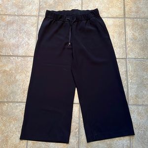 Lululemon On the fly black wide leg crop with pockets. Size 8. Black.